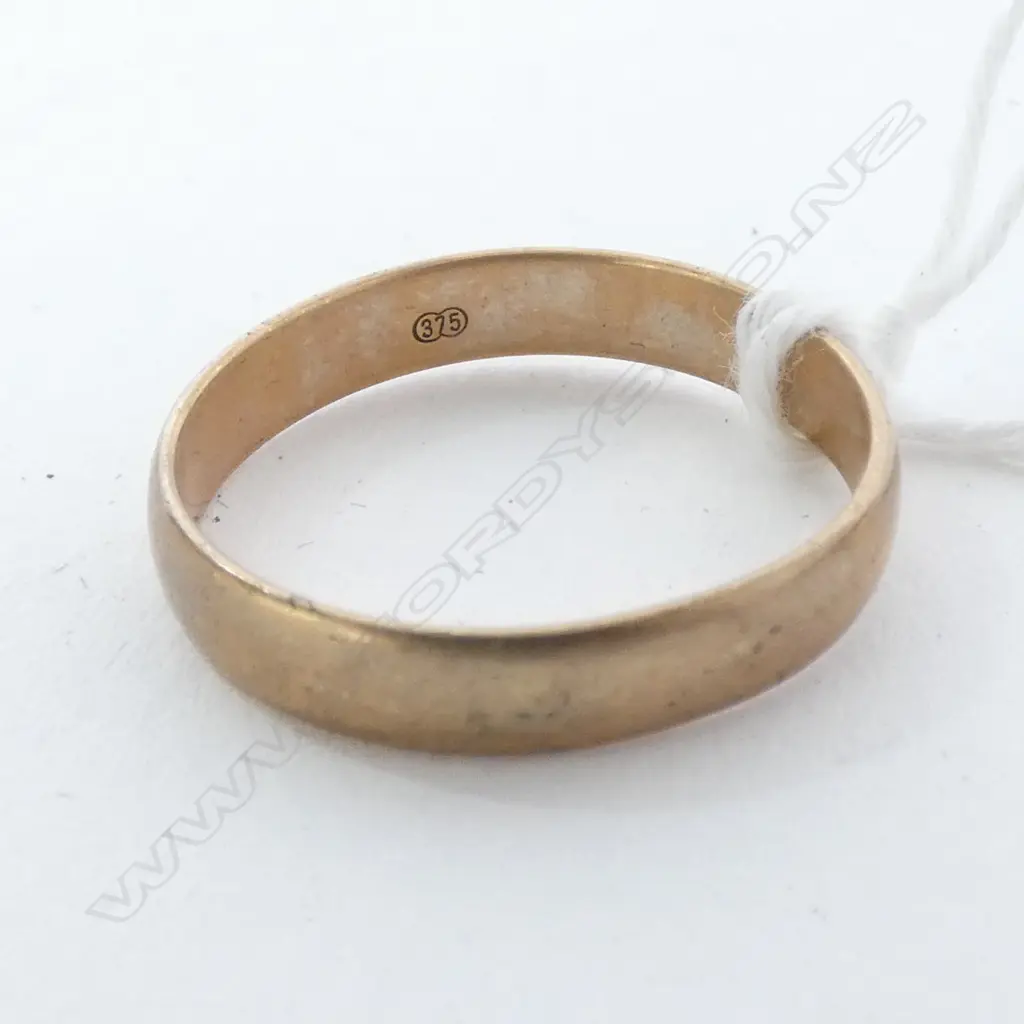 9ct YELLOW GOLD BANd RING 2.6gms Image 1++