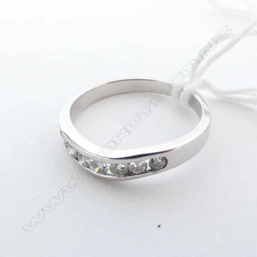 9CT WHITE GOLD AND DIAMOND BAND  Image 1++