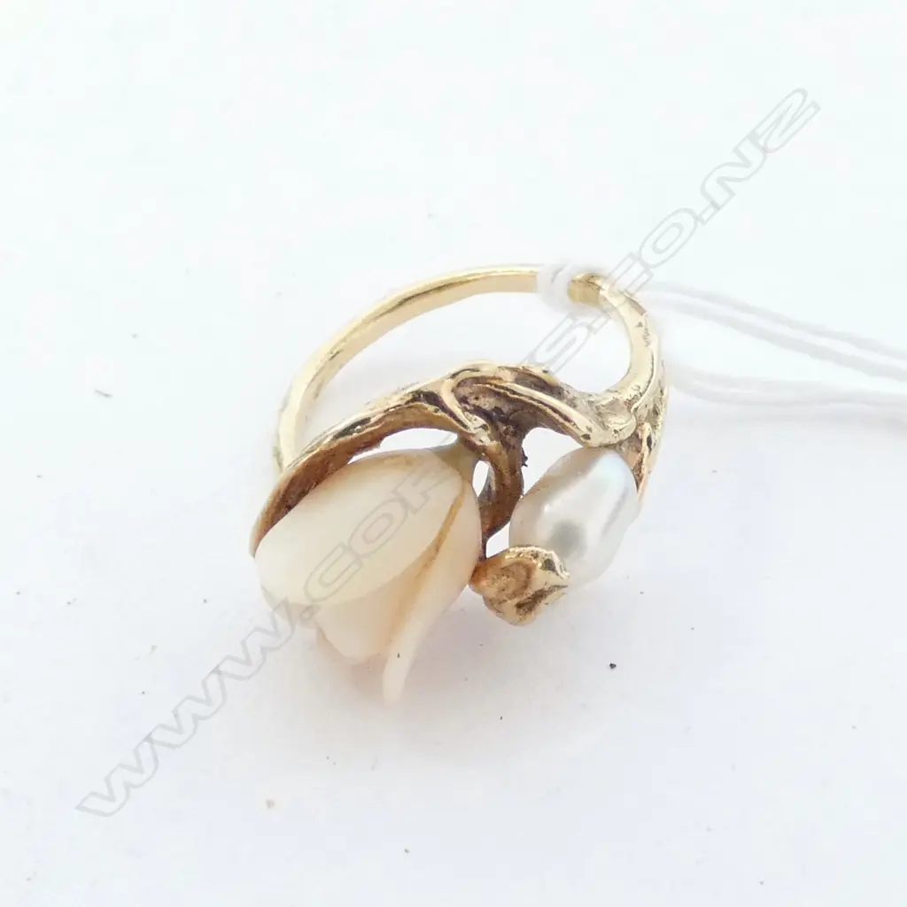 14 CT ANGEL SKIN CORAL & SEMI BAROQUE PEARL RING Image 1++
