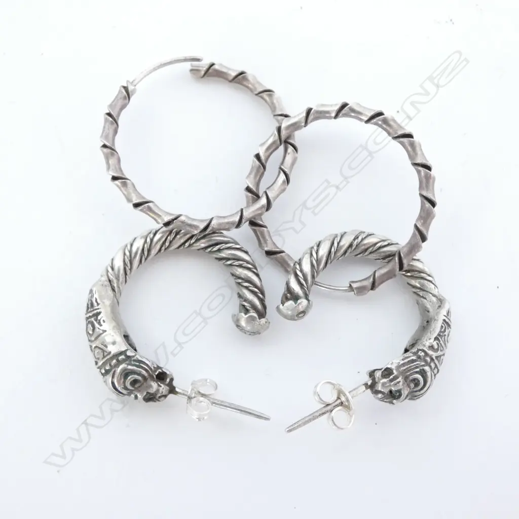 TWO PAIRS OF SILVER EARRINGS Image 1++