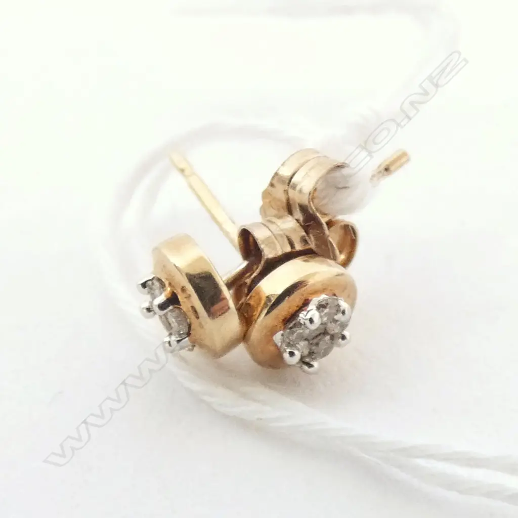 9CT GOLD & DIAMOND CLUSTER STUD EARRINGS K Image 1++