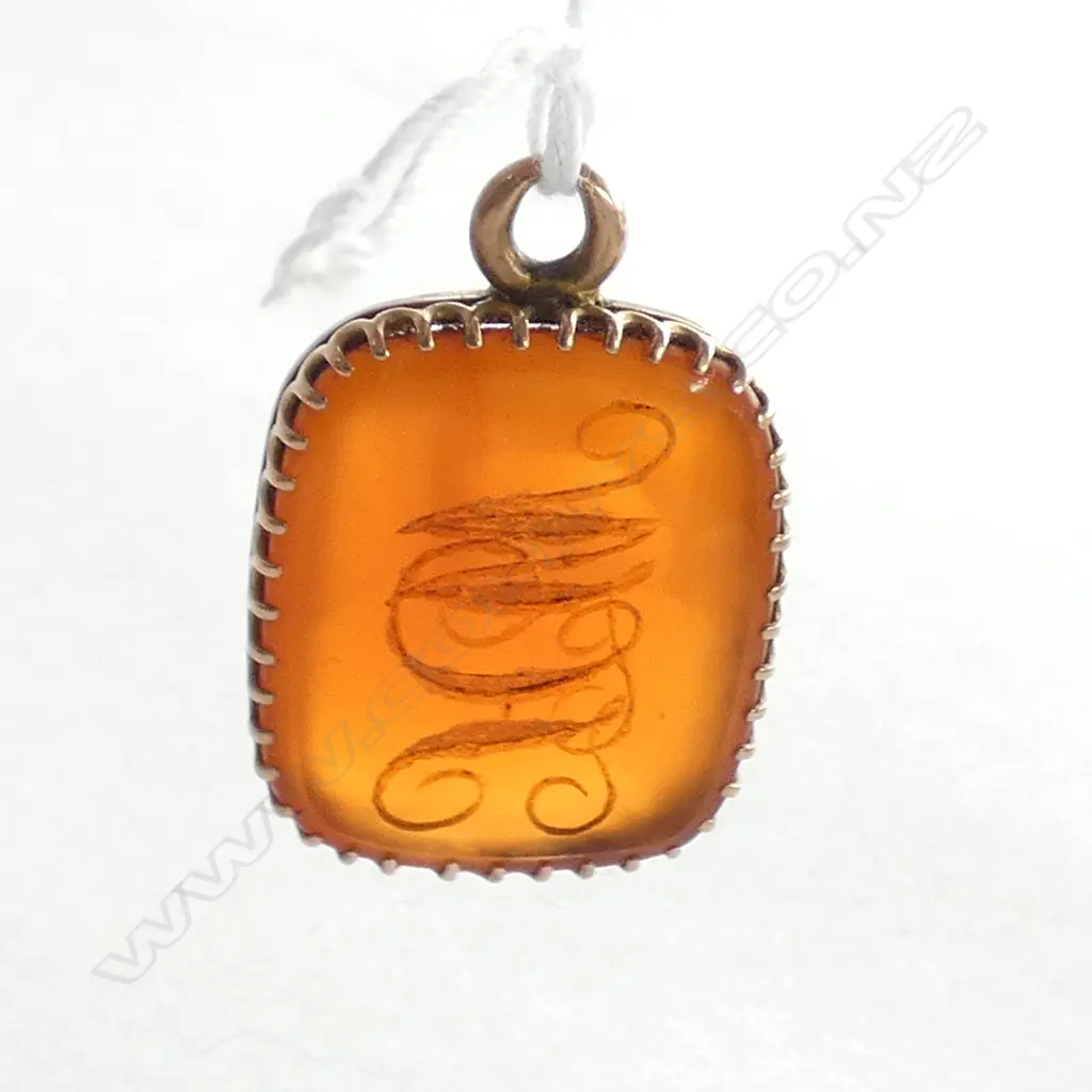 OLD 9CT GOLD FRAMED  AGATE SEAL PANEL PENDANT Image 1++