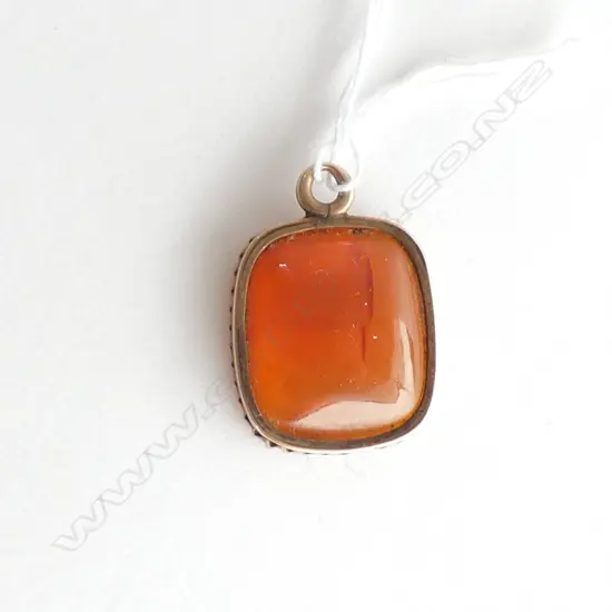 OLD 9CT GOLD FRAMED  AGATE SEAL PANEL PENDANT