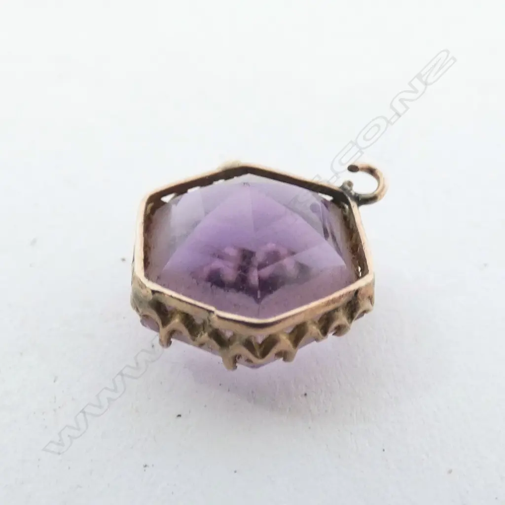 PENDANT, AMETHYST (14mm) SET IN 9ct GOLD Image 1++