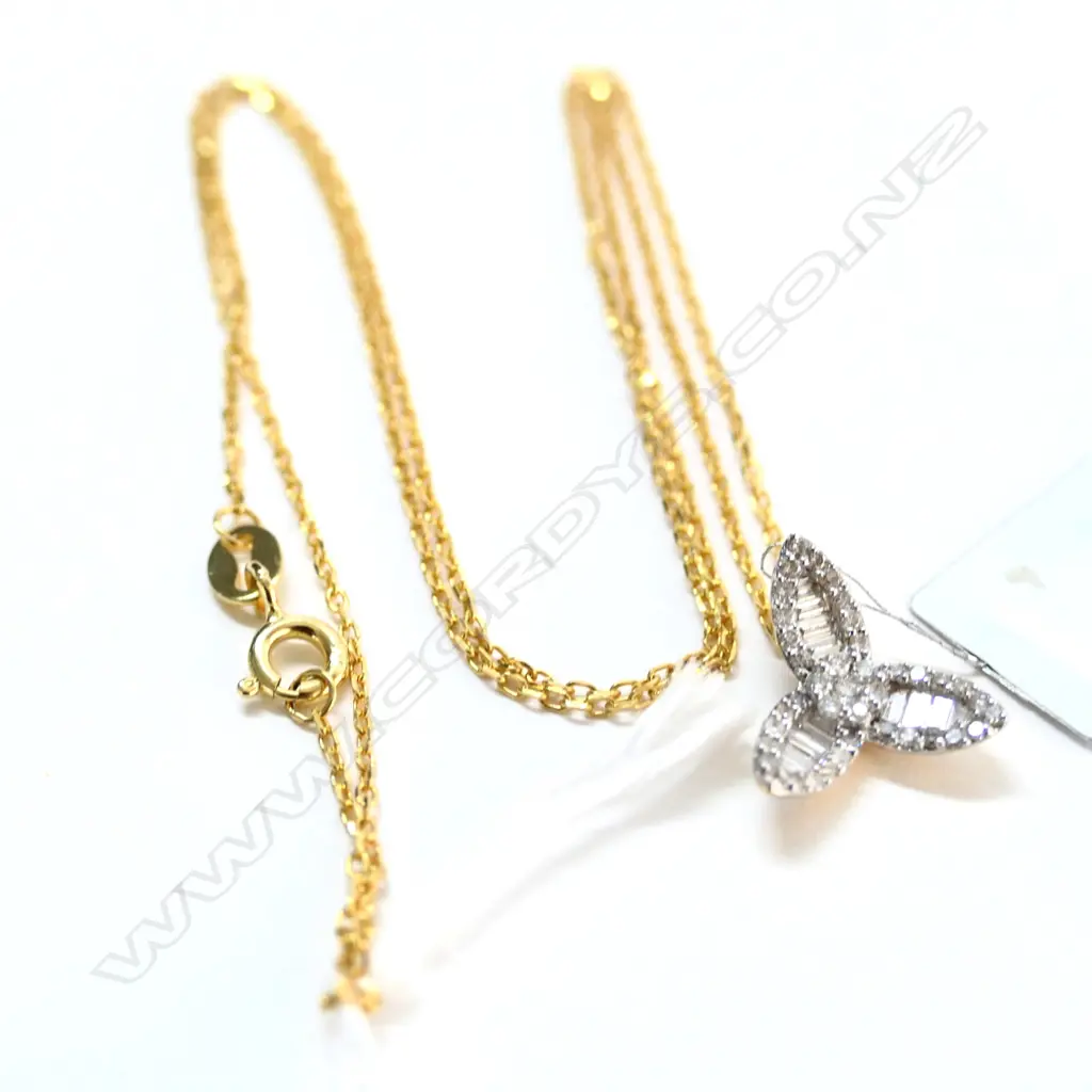 18cT Y/GOLD 40 DIAMOND PENDANT. INS. $960. SIL.GILT CHAIN Image 1++