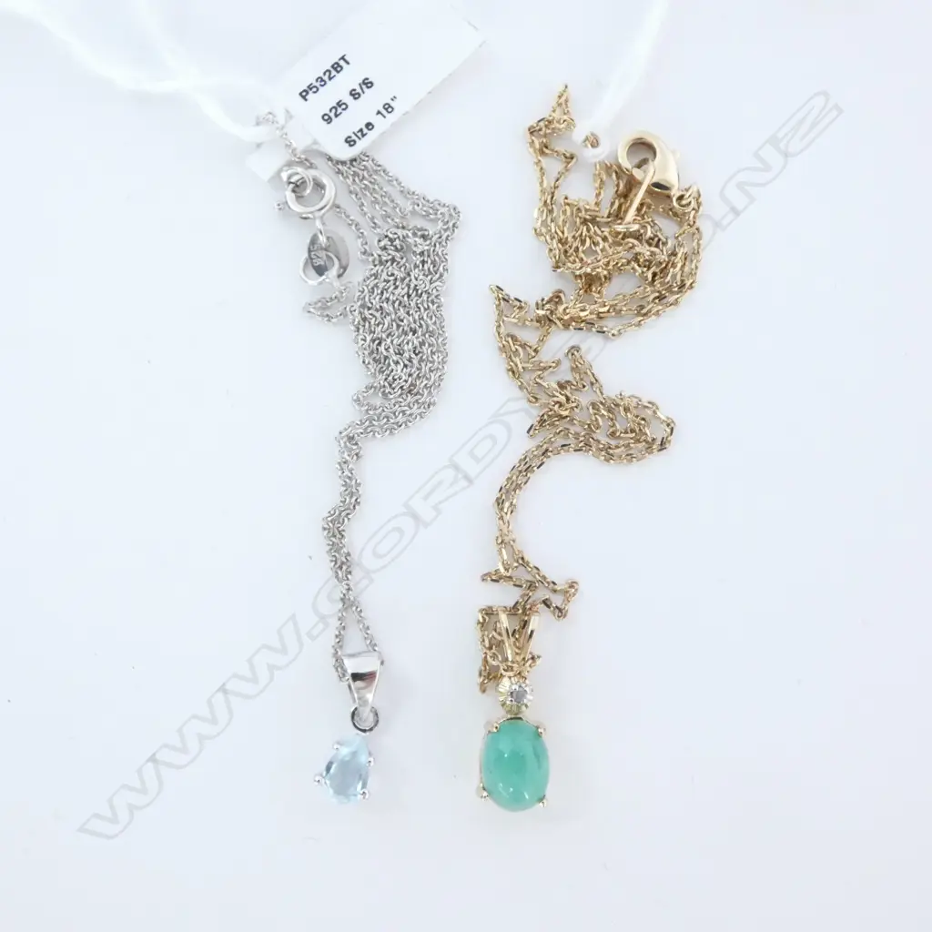 2 COSTUME JEWELLERY PENDANTS; 1 GOLD, 1 SILVER Image 1++