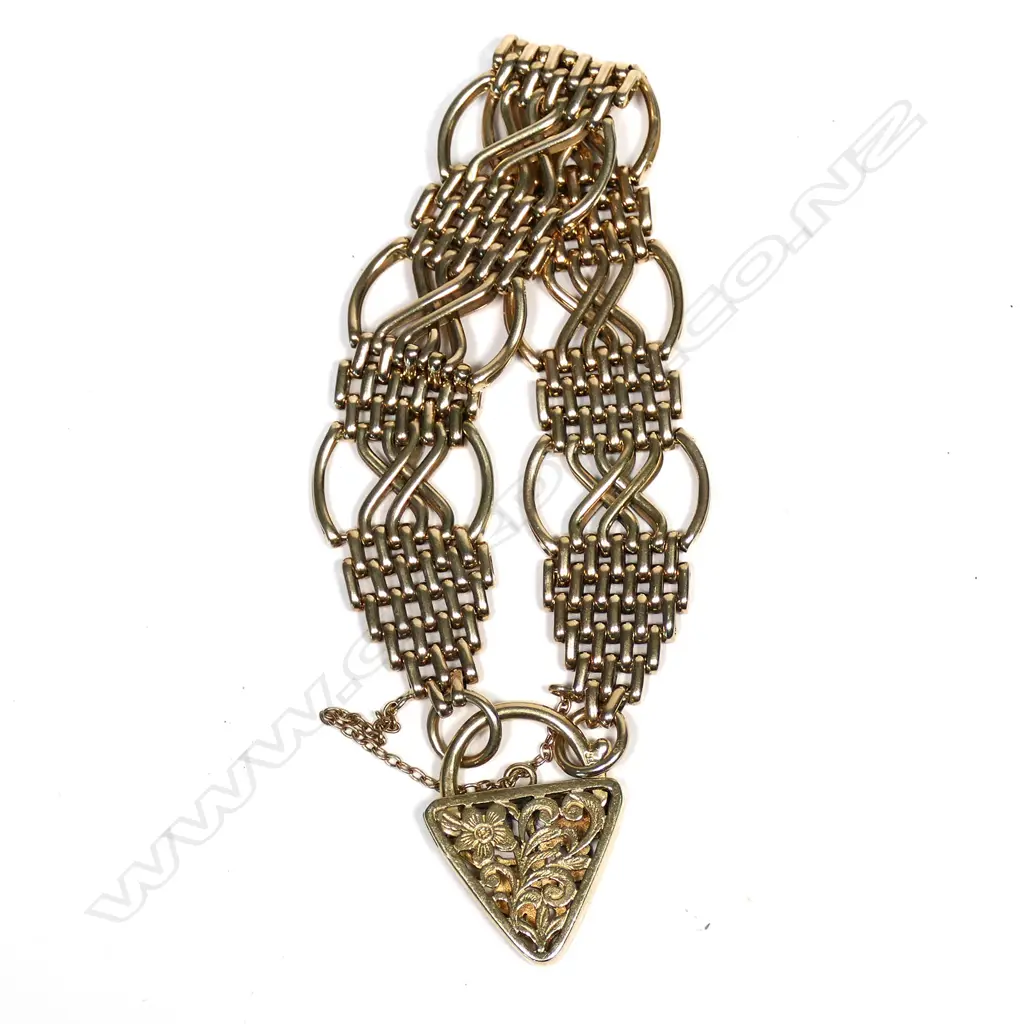 A large 9ct yellow gold gate link bracelet Image 1++