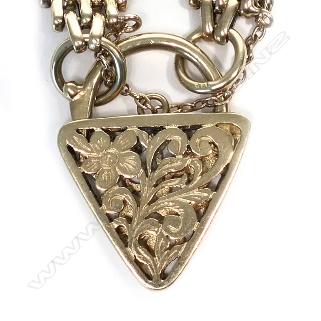 A large 9ct yellow gold gate link bracelet Image 1++