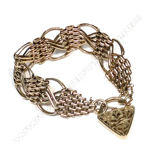 A large 9ct yellow gold gate link bracelet