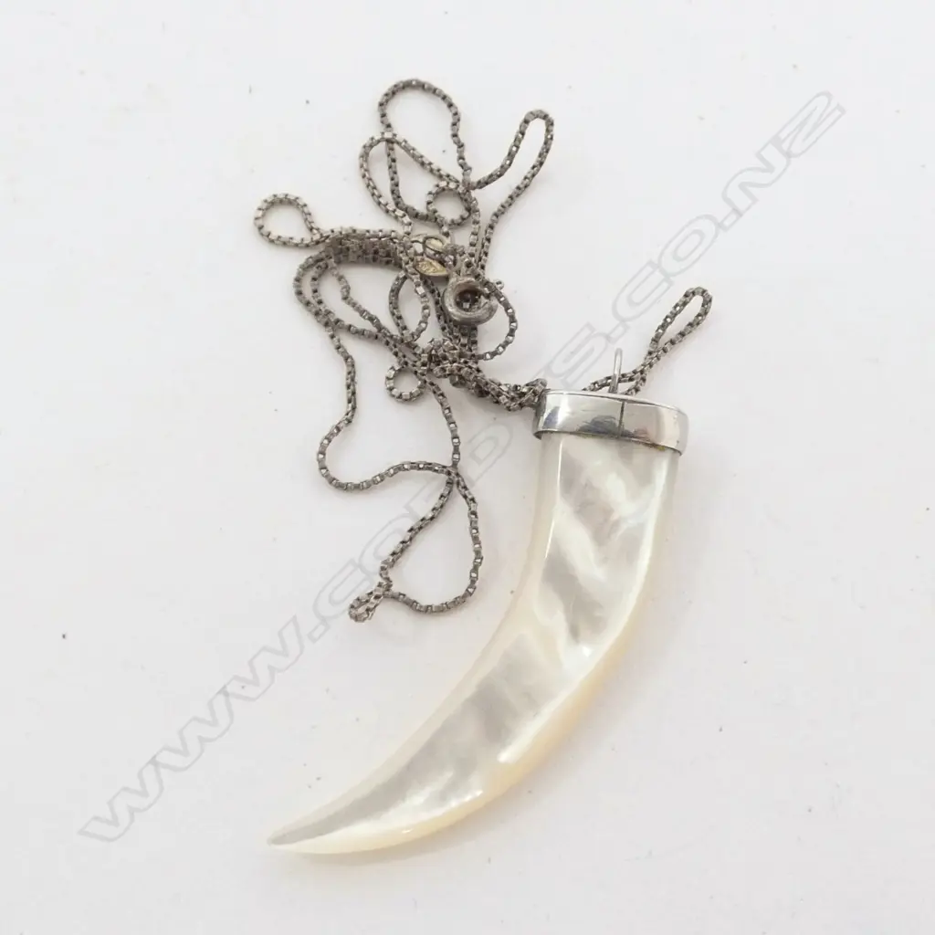 PENDANT ON CHAIN, MOP, ITALY STG SILVER Image 1++