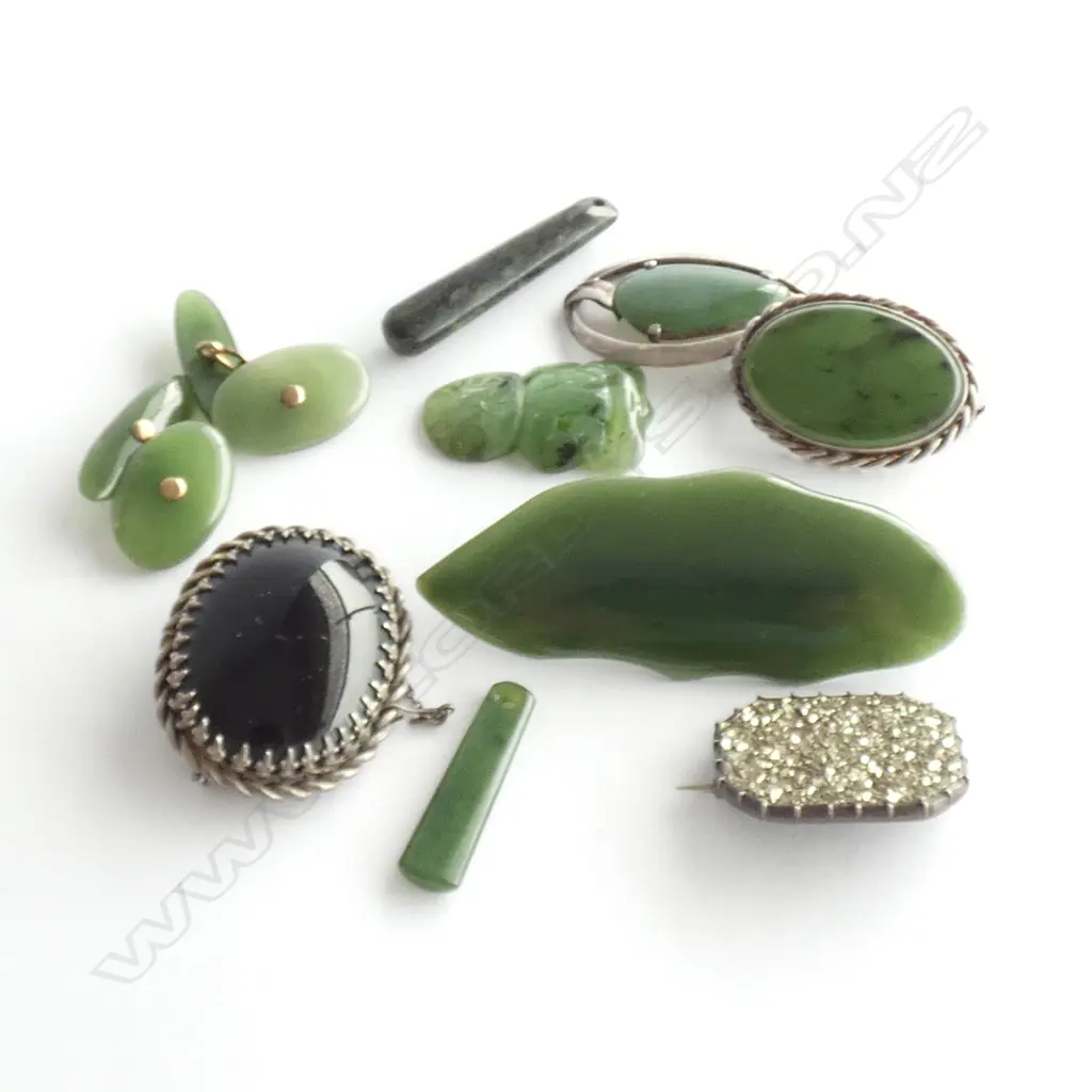 8 MAINLY GREENSTONE JEWELLERY PCES INCLS CUFFLINKS Image 1++