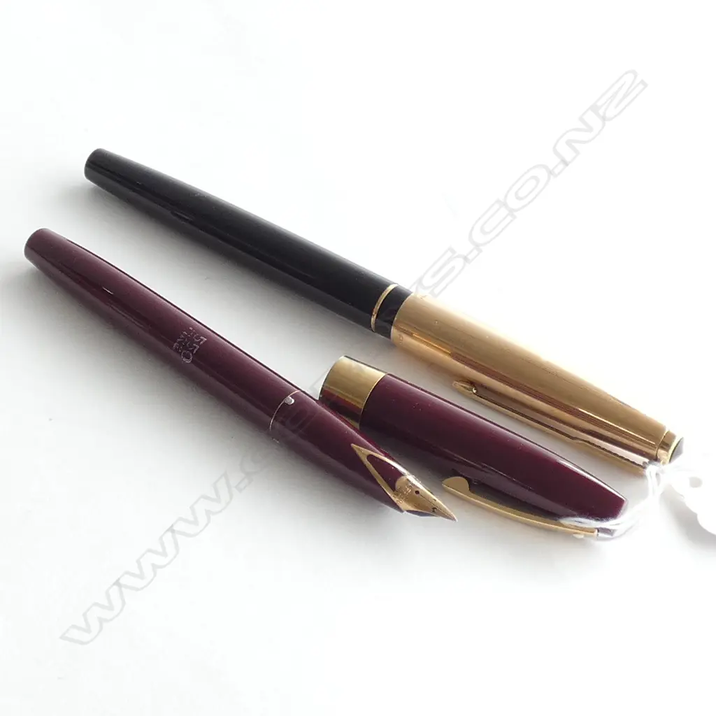 2 VINTAGE FOUNTAIN PENS: PARKER + SHEAFER 14CT NIB Image 1++