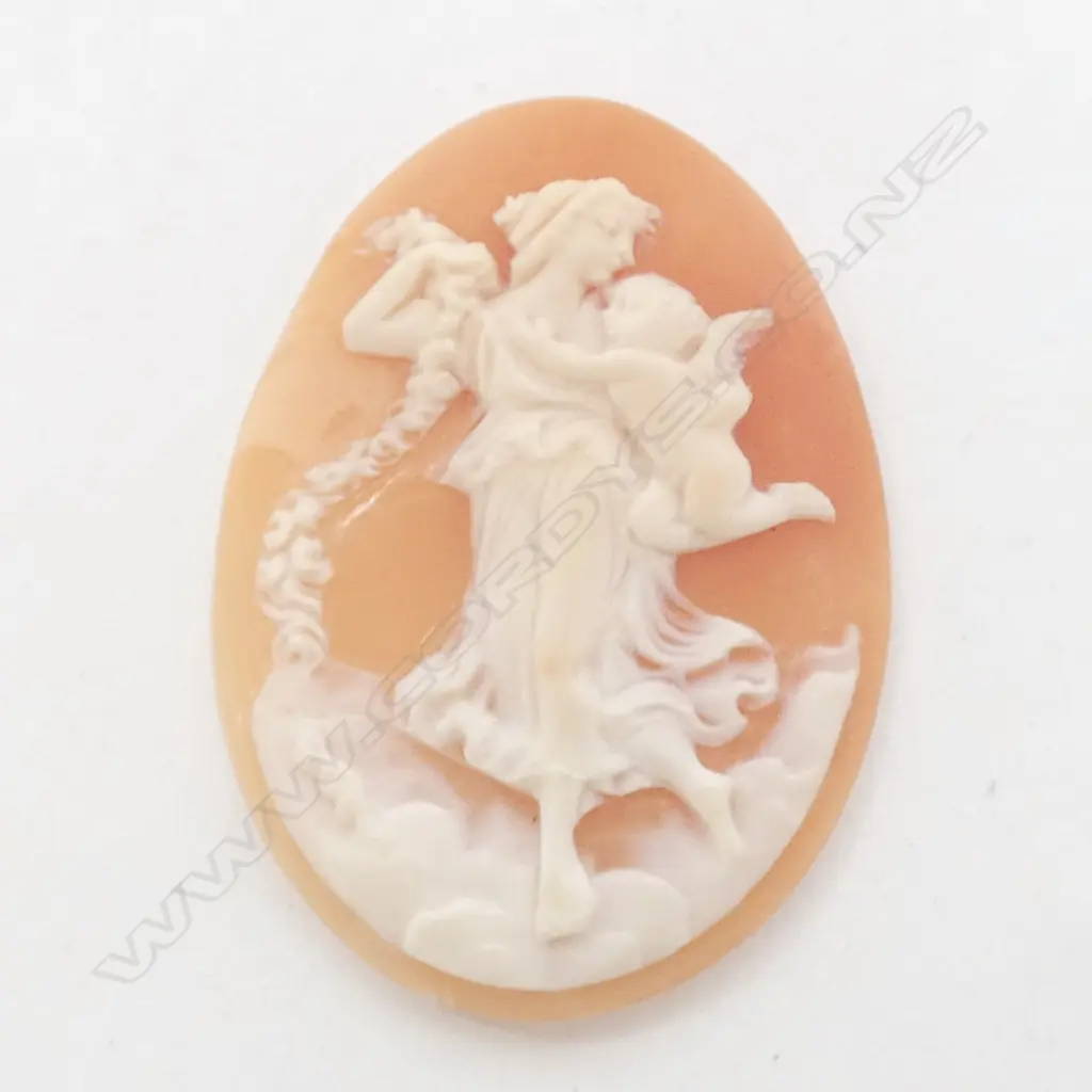 A vintage unframed cameo Image 1++