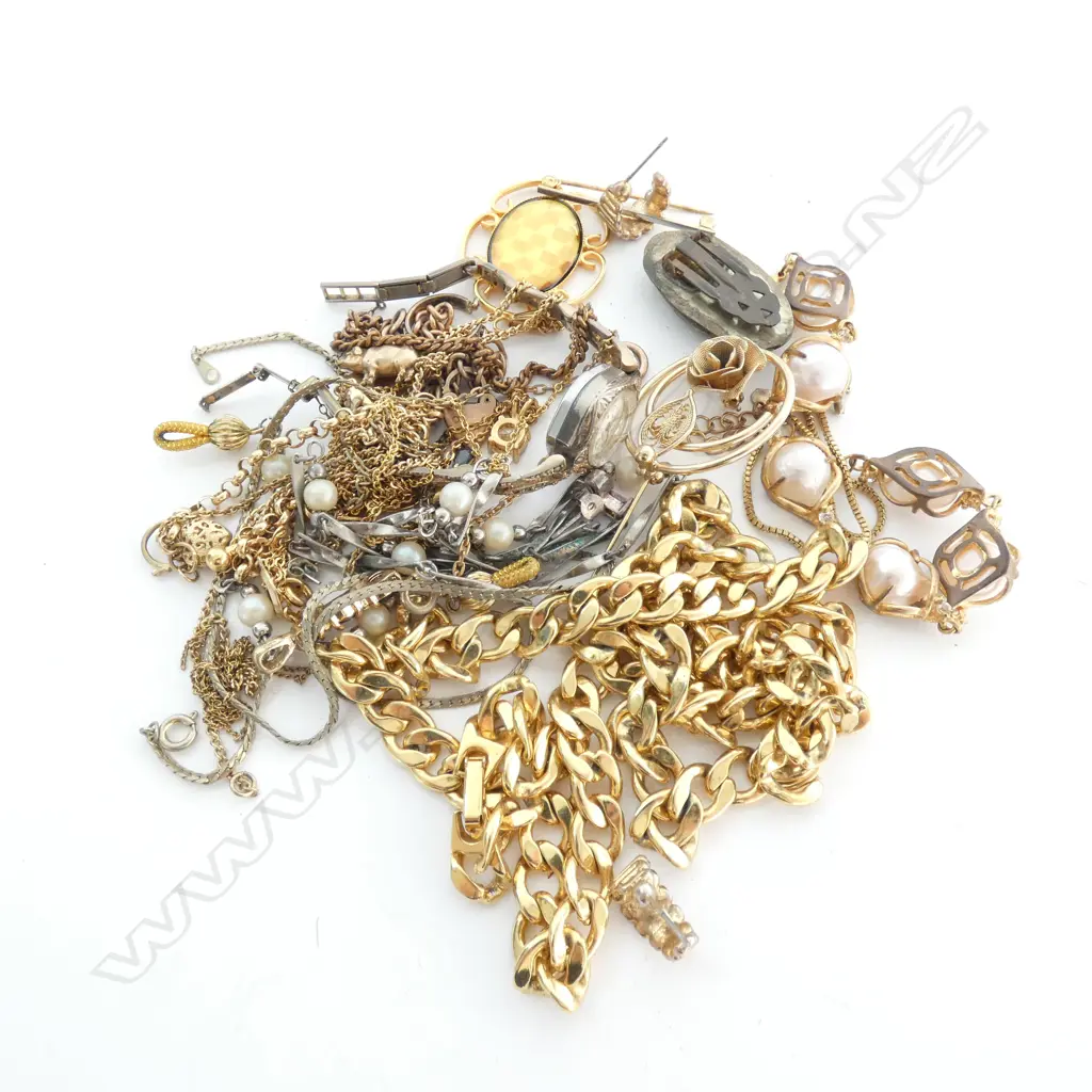 LOT OF BETTER COSTUME JEWELLERY Image 1++