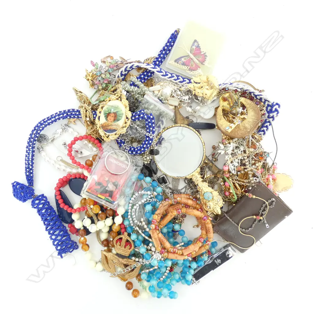 BAG OF COSTUME JEWELLERY Image 1++