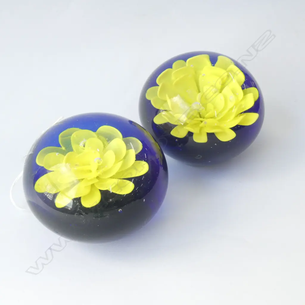TWO ART GLASS PAPERWEIGHTS, DIA. 100MM Image 1++