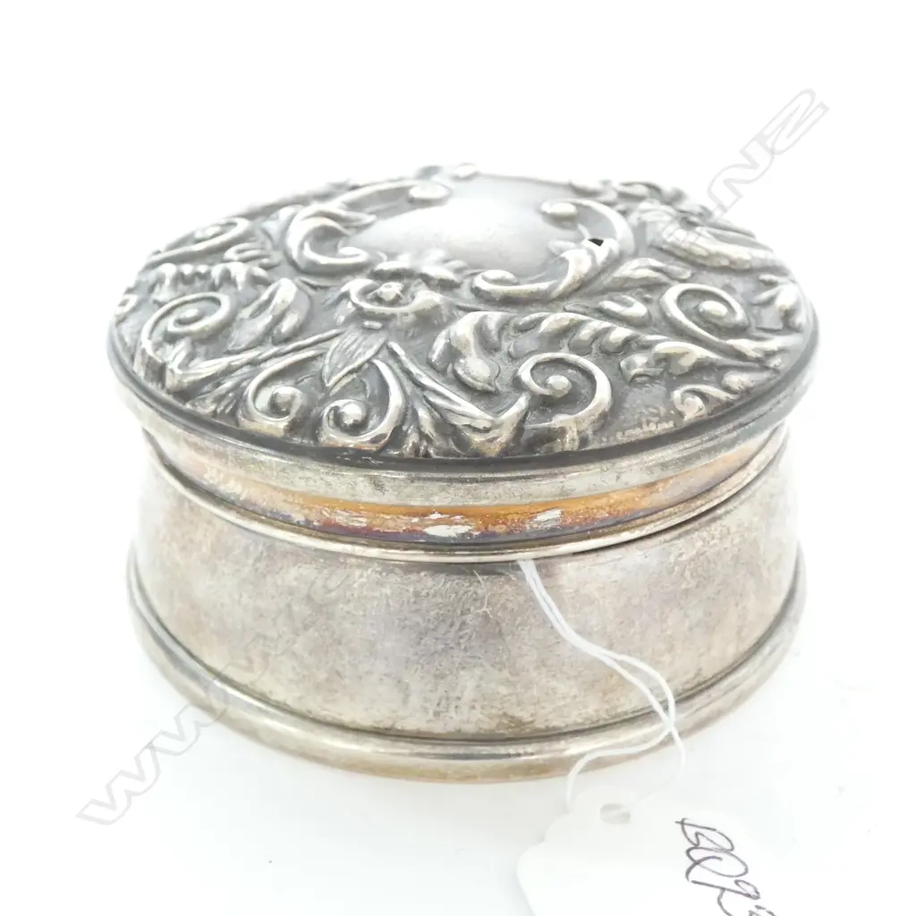 SILVER EMBOSSED LID JEWEL BOX Dia.87mm. Birmingham.small fault Image 1++