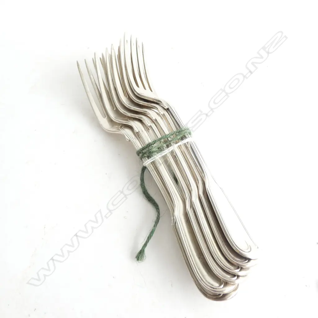 6 SILVER MATCHING FIDDLE-THREAD TABLE FORKS 513GMS Image 1++