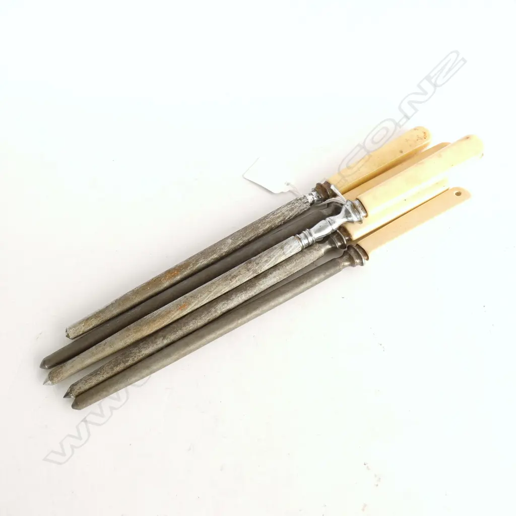 6 ASSORTED DOMESTIC KNIFE SHARPENING STEELS  Image 1++
