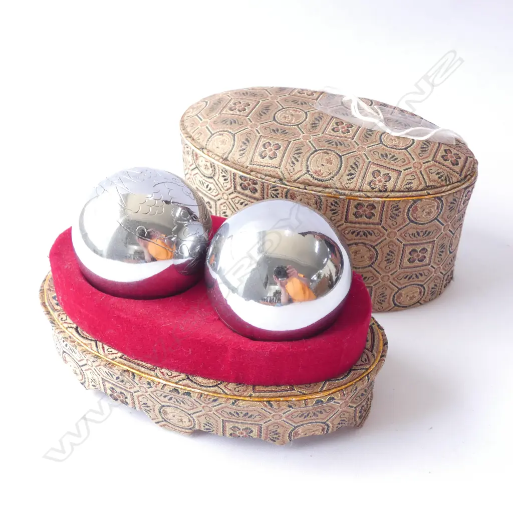 MUSICAL HAND EXERCISE BALLS  IN CASE Image 1++