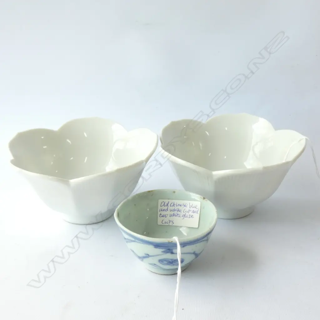 OLD CHINESE BLUE & WHITE CUP PLUS TWO WHITE GLAZE CUPS D 110 MM Image 1++