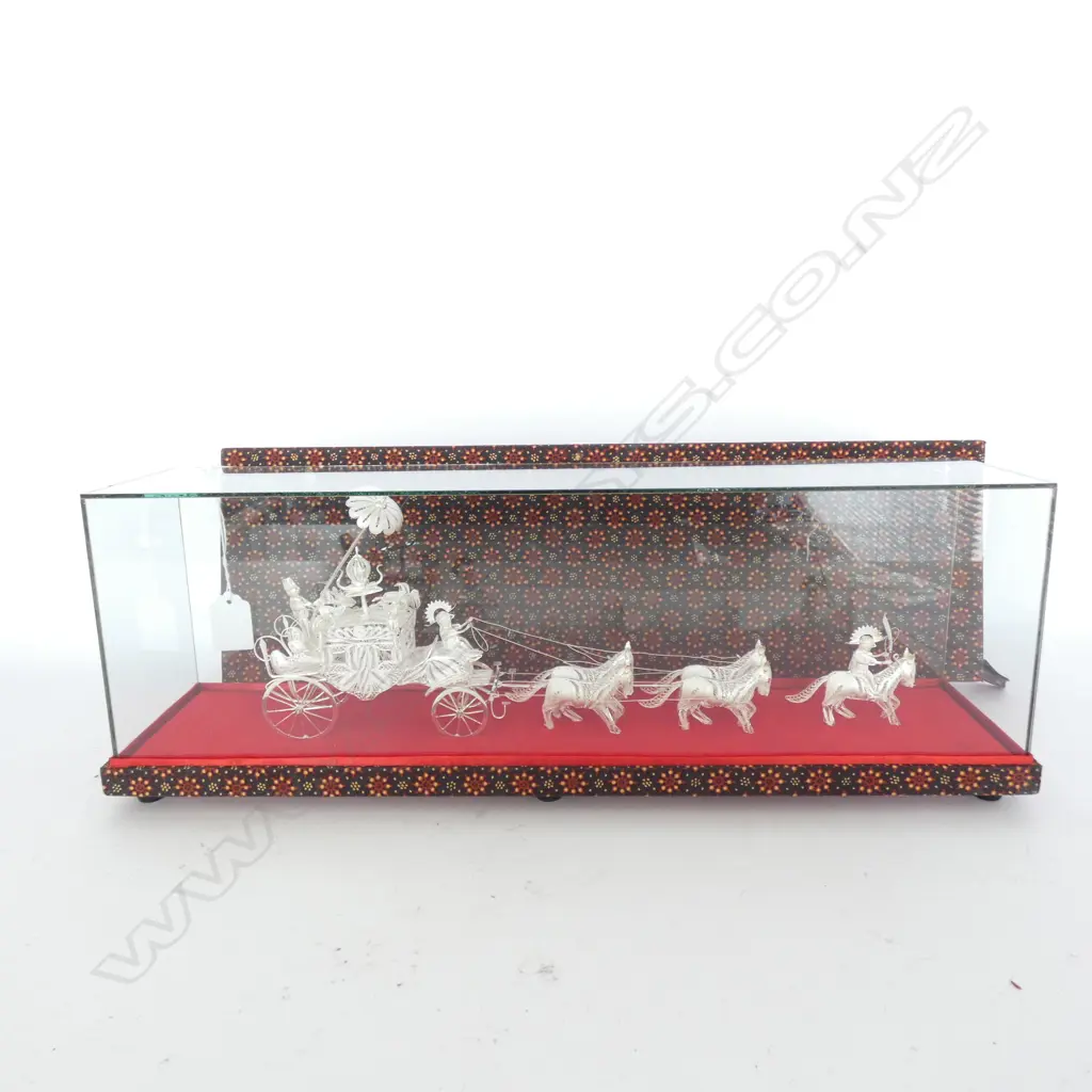 FINELY SCULPTED SILVER HORSE & CARRIAGE MODEL. BOXED Image 1++