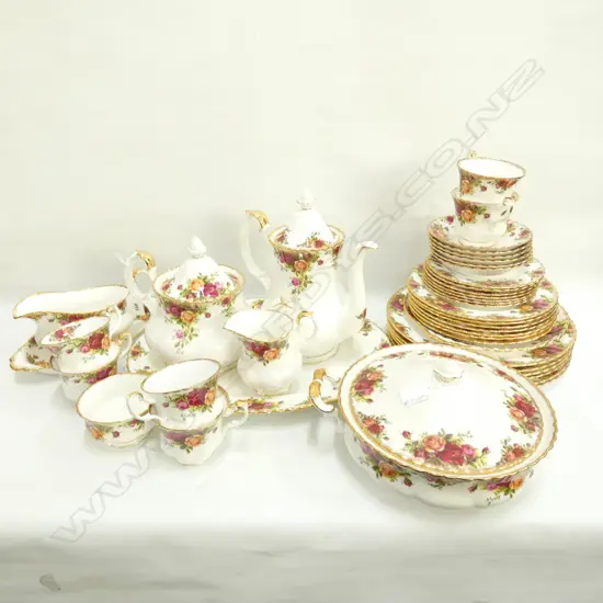 OLD COUNTRY ROSES DINNER SERVICE + EXTRAS (2 BOXES), AF