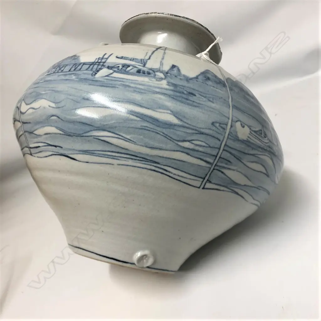 ROGER BAGSHAW NZ(Wellington) STUDIO POTTERY B&W VASE Image 1++