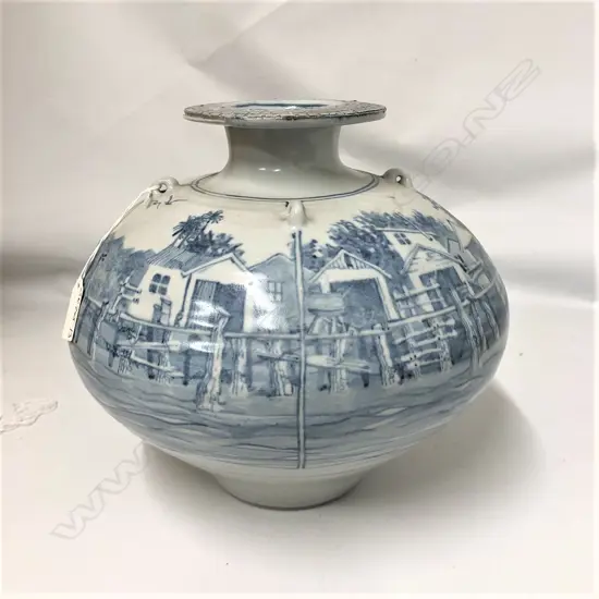 ROGER BAGSHAW NZ(Wellington) STUDIO POTTERY B&W VASE