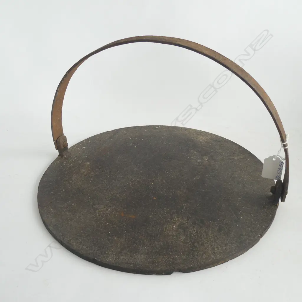 OLD CIRCULAR FLAT GRIDDLE IRON WITH HANDLE. DIA. 350MM Image 1++