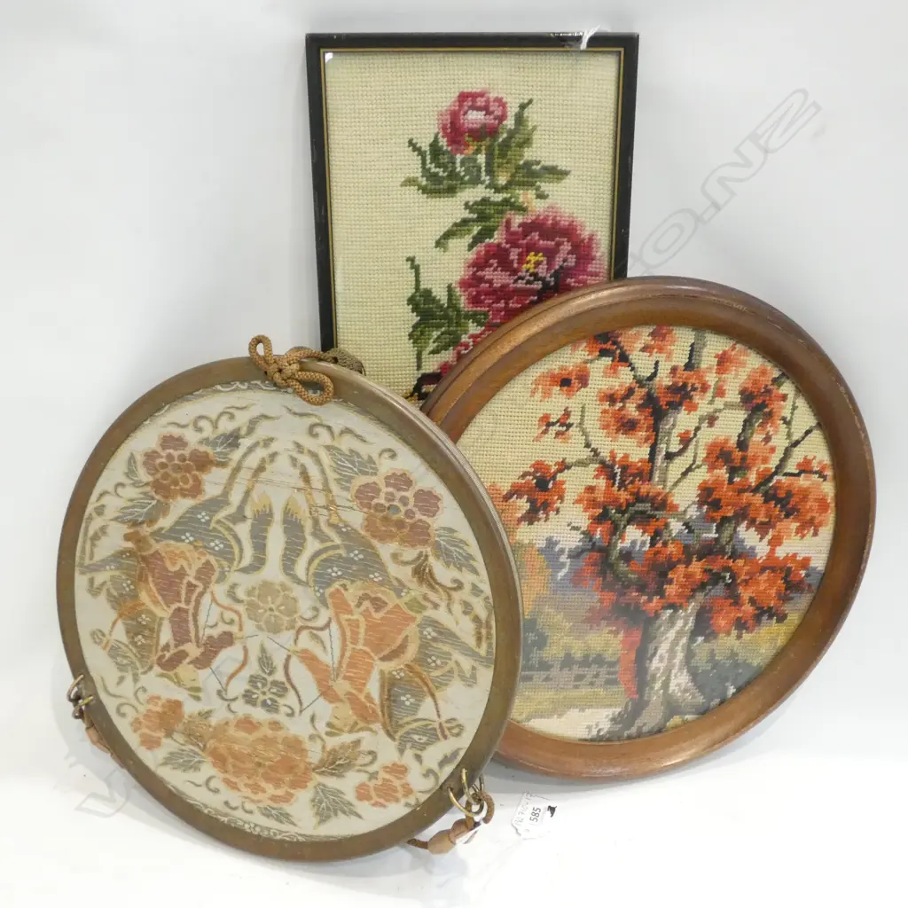 FRAMED TAPESTRIES, 2 ROUND, DIA. 420MM Image 1++