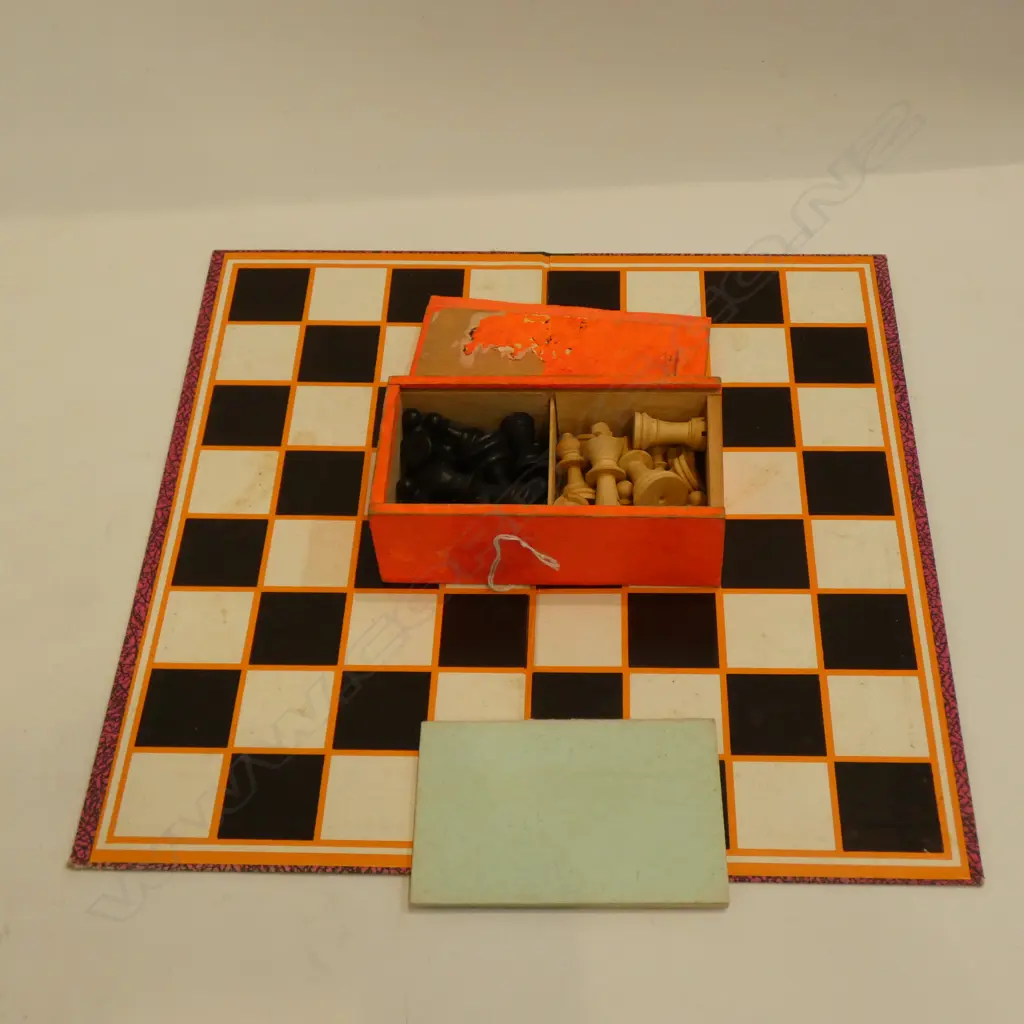 CHESSBOARD & BOX WOOD CHESS PIECES  Image 1++