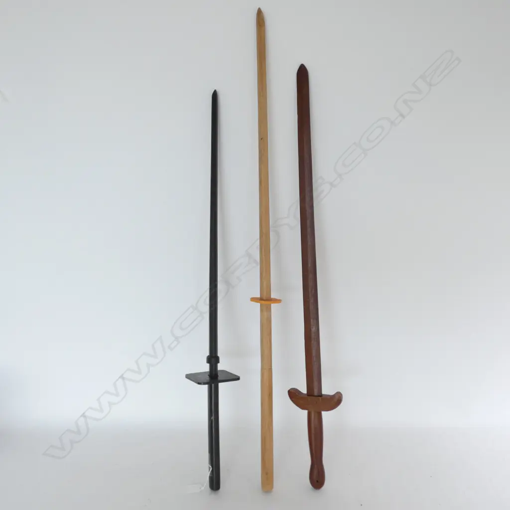 3 WOODEN PRACTISE SWORDS L. 1020MM Image 1++