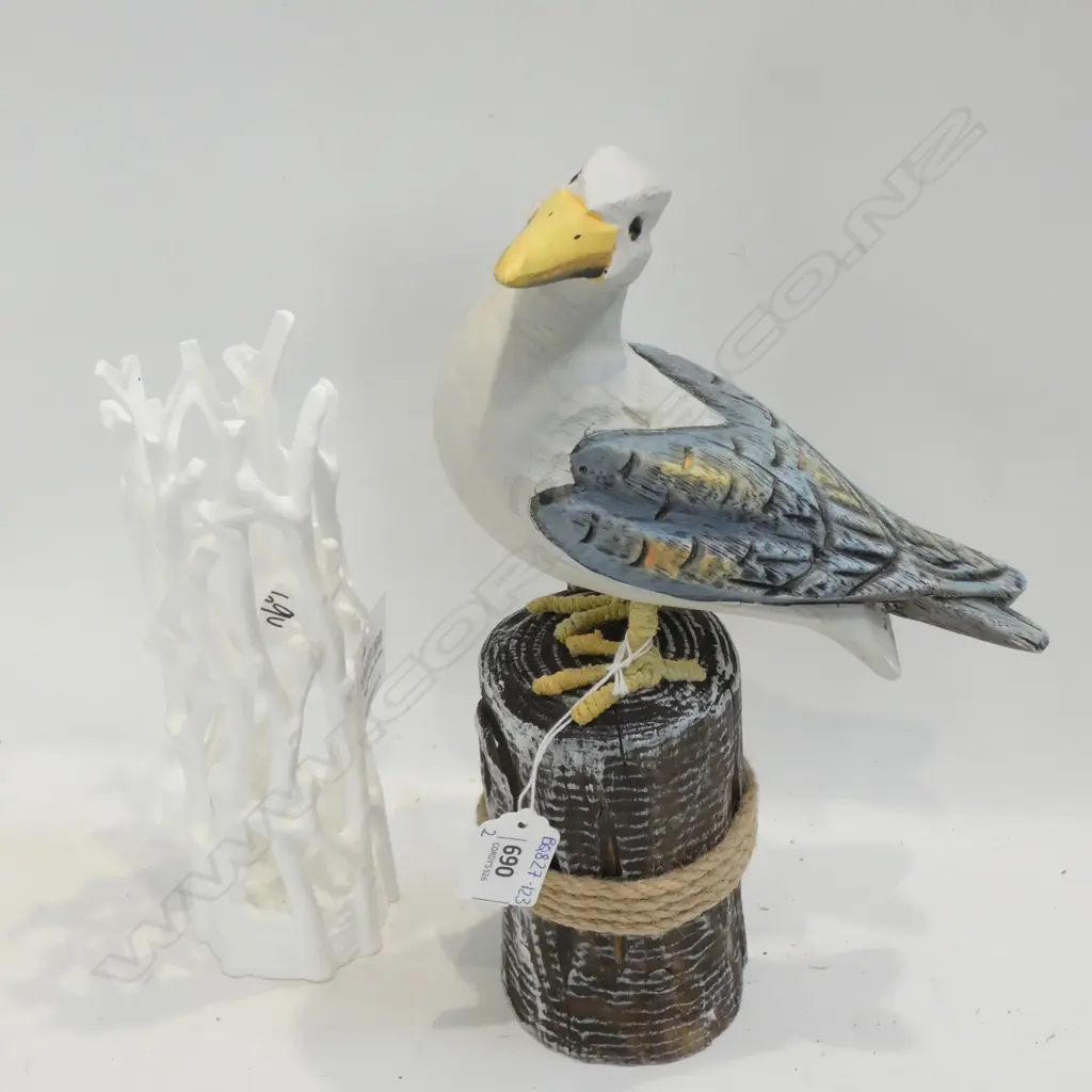 SEAGULL ON A POST - H 290MM & CORAL FORM VASE - H. 210MM Image 1++