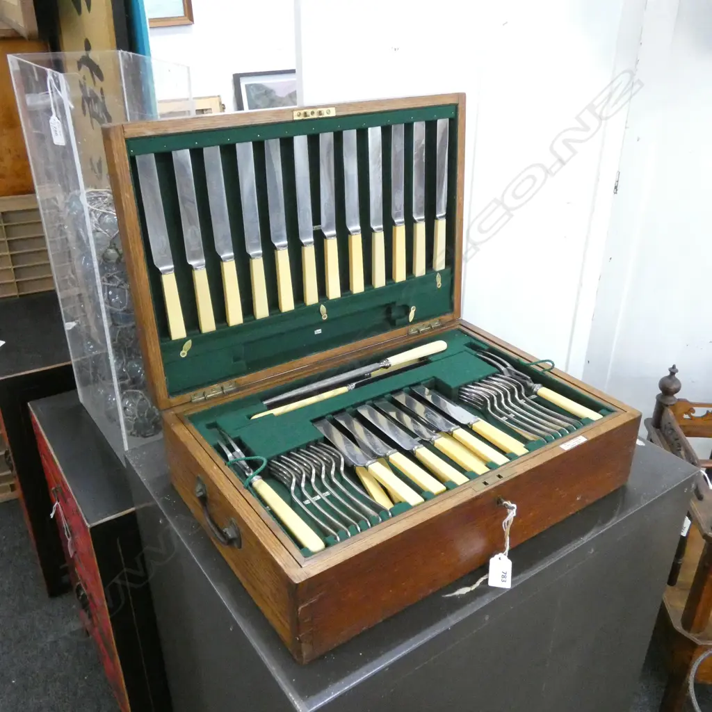 CANTEEN OF CUTLERY INCL. 'BONE' HANDLED KNIVES L. 505MM Image 1++