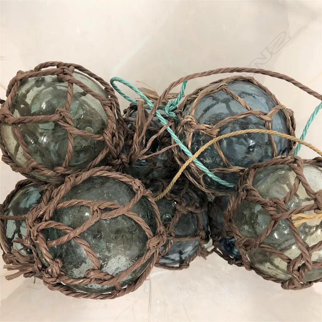 25 SMALL GLASS FISHING FLOATS WITH NETTING Image 1++