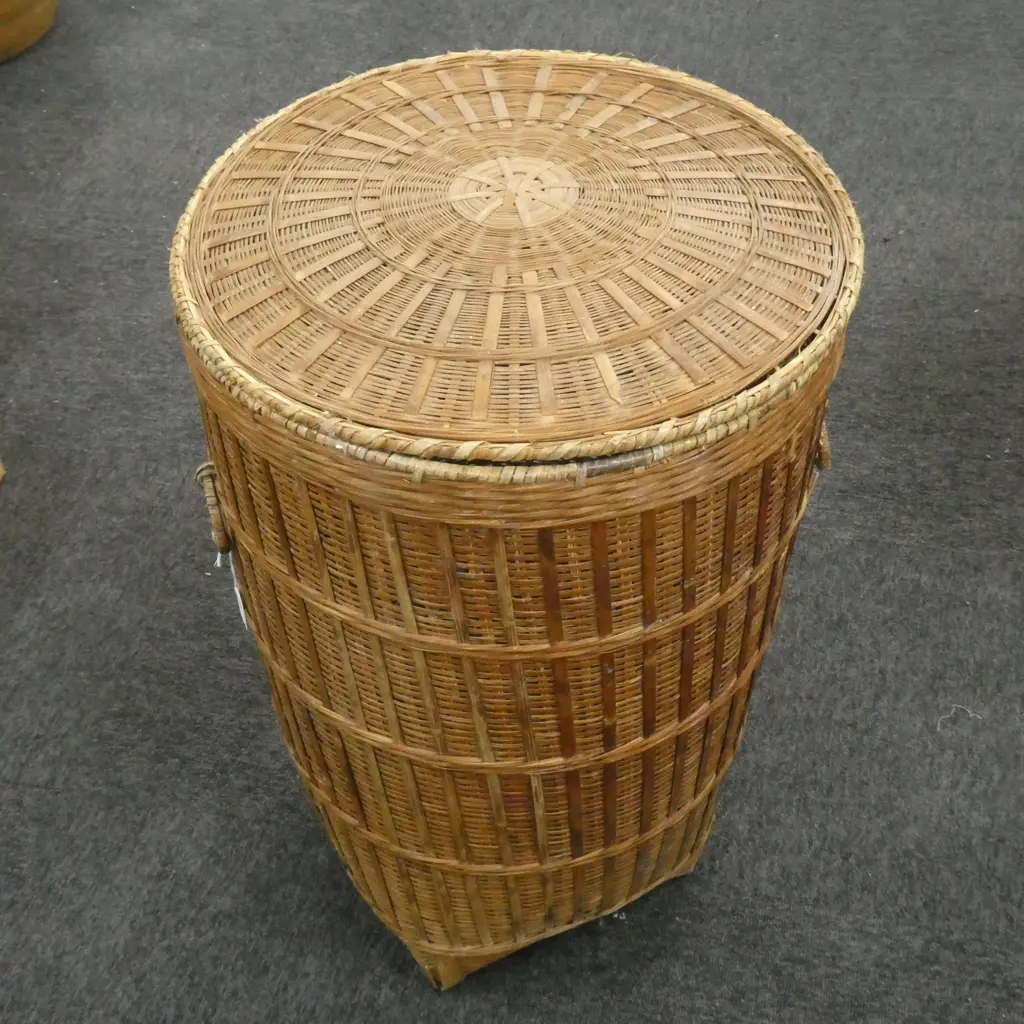 WOVEN BAMBOO LIDDED LAUNDRY BASKET  Image 1++