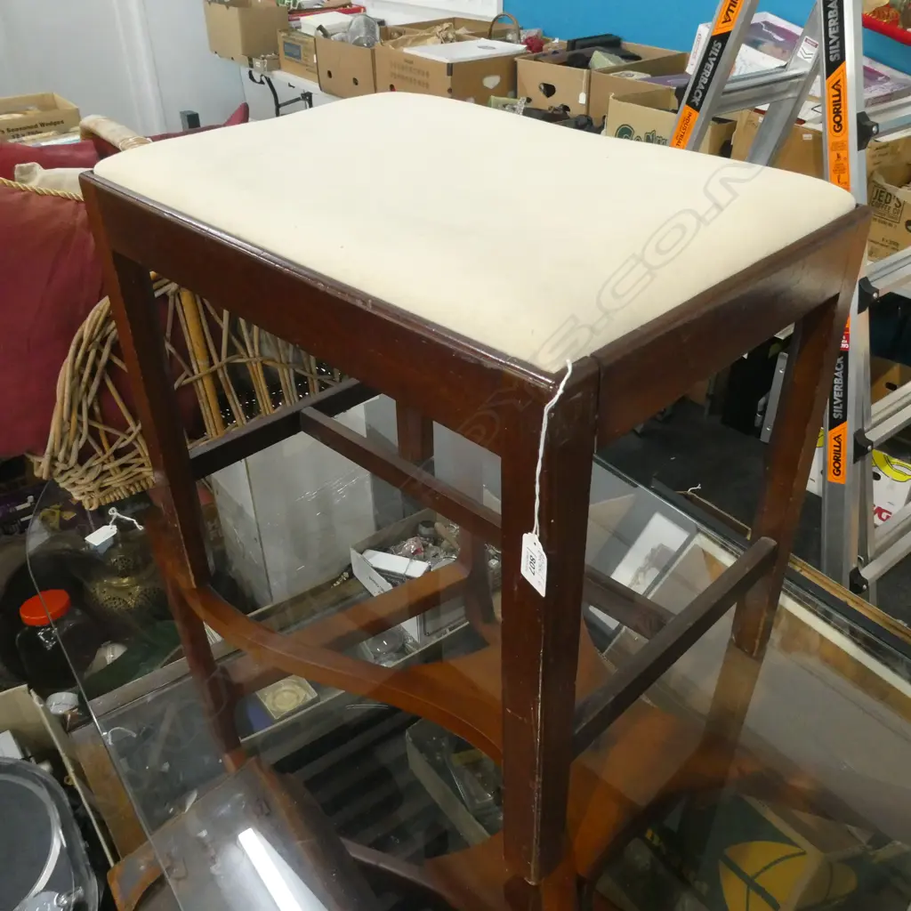 FOOT STOOL W. 520 D. 370 H. 500MM Image 1++