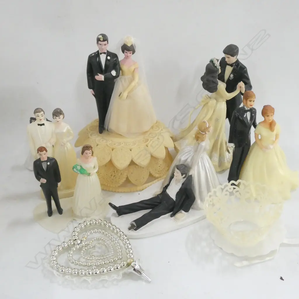 SM BOX OLD WEDDING CAKE ORNAMENTS Image 1++
