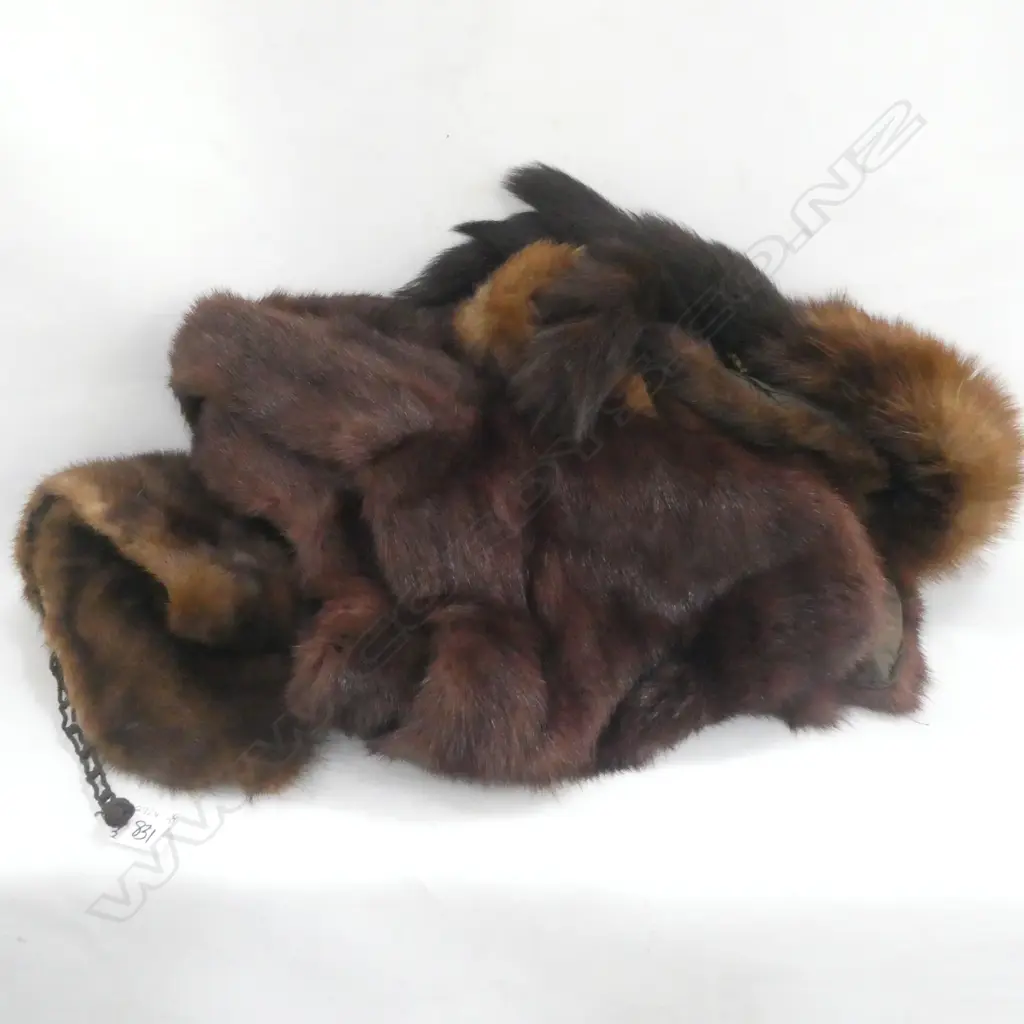 FUR STOLE & 2 FUR COLLARS  Image 1++