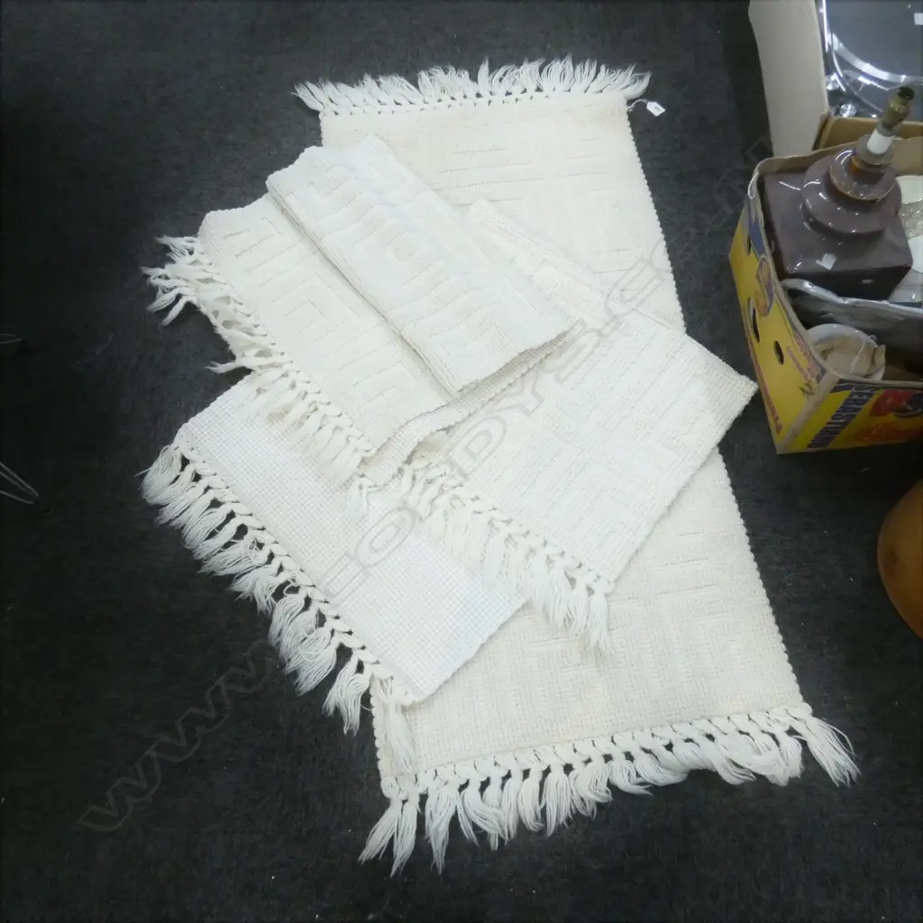 3 WHITE RUGS 1220 X 600MM Image 1++