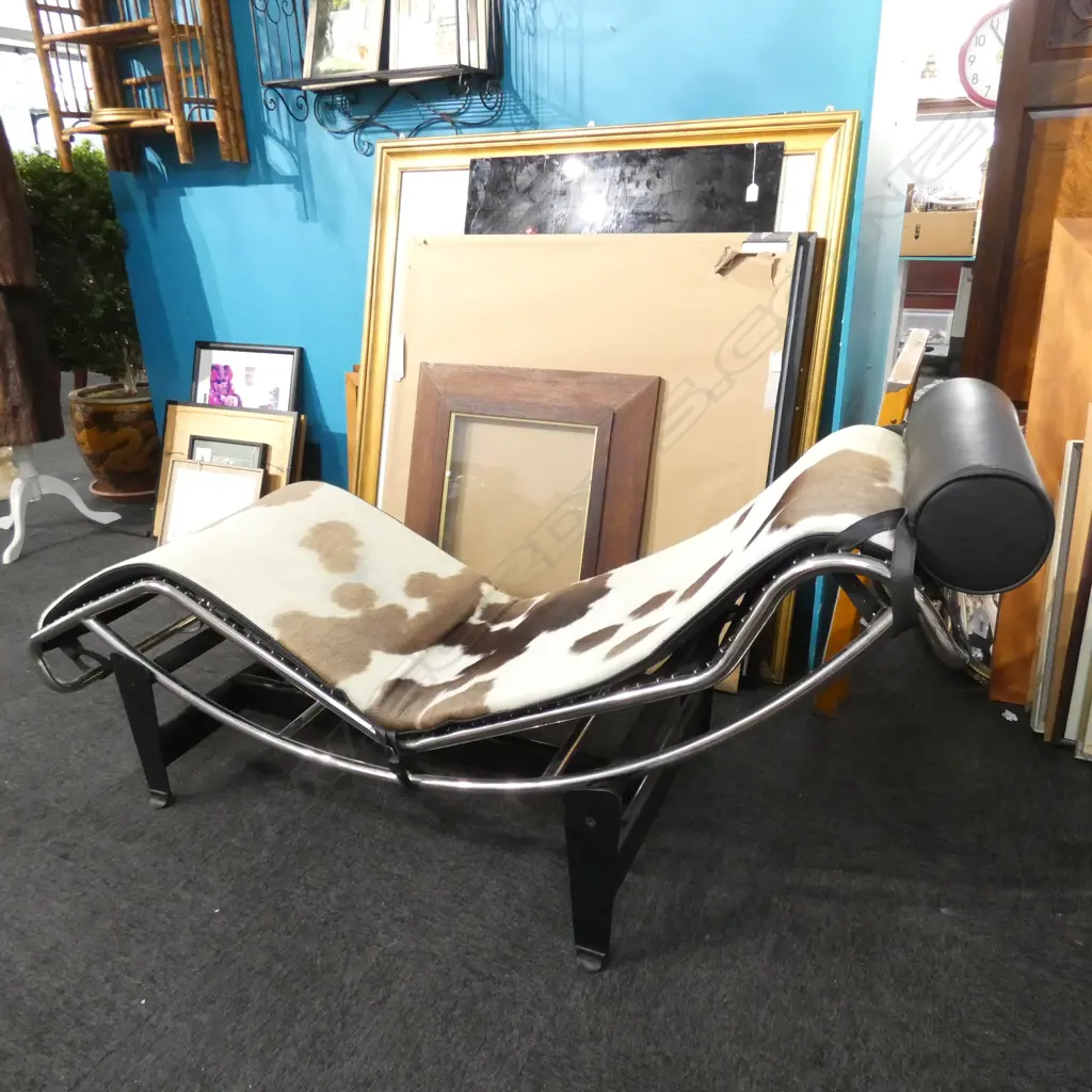 LE CORBUSIER COWHIDE CHAISE LOUNGE L. 1650 W. 550MM Image 1++