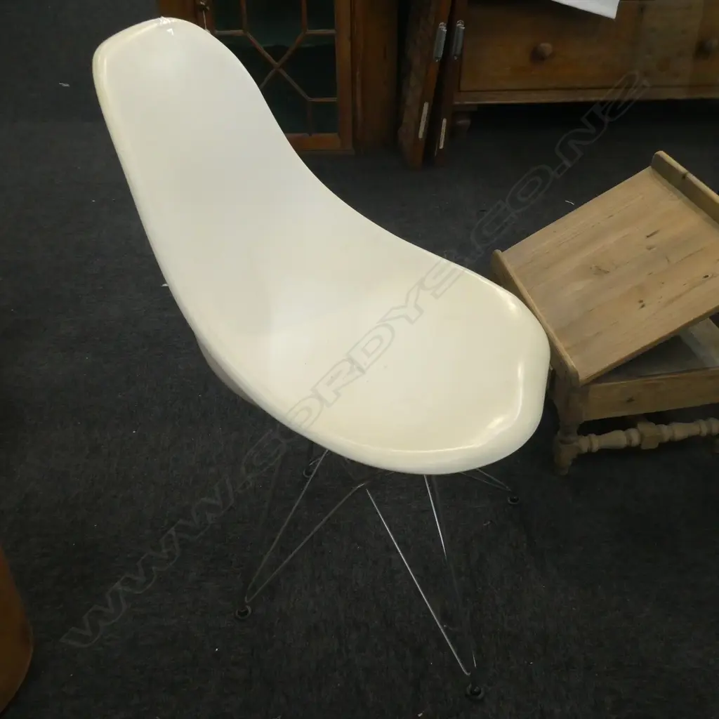 REPRO EAMES EIFFEL CHAIR Image 1++