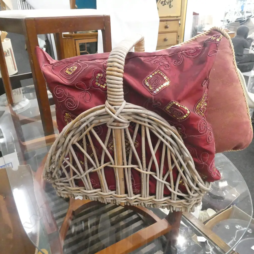CANE BASKET & 3 CUSHIONS Image 1++