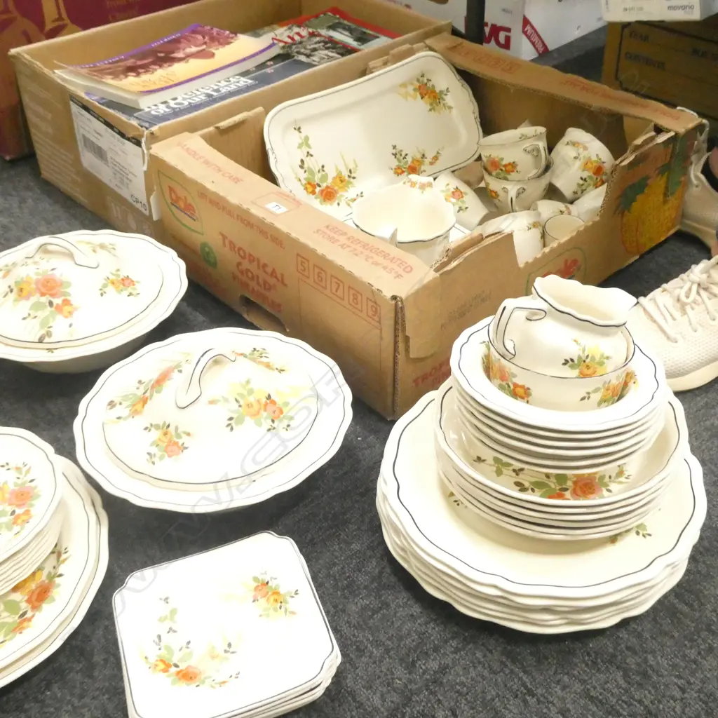 BOX LOT LARGE R/DOULTON 'ROSSLYN' DINNER SERVICE Image 1++