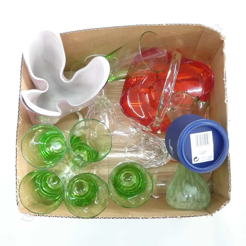 BOX LOT GLASS & CRYSTAL - INCL. COLOURED GLASS PARFAITS & VASES Image 1++