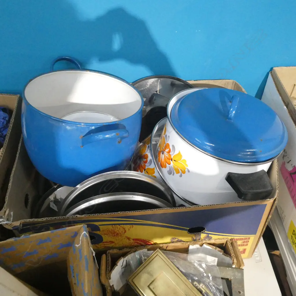 LG BOX LOT ENAMEL SAUCEPANS INCL. SET W. GLASS LIDS Image 1++