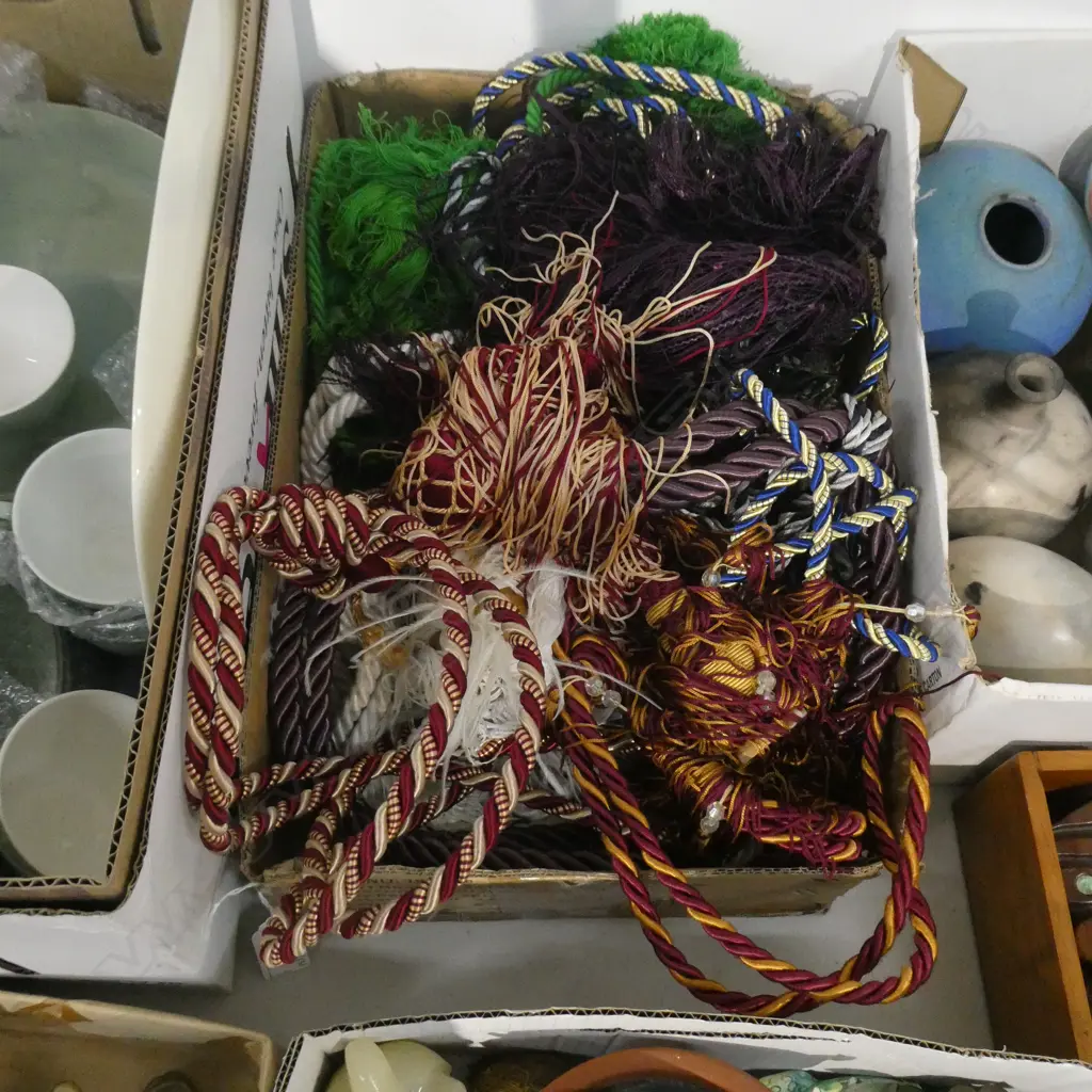 BOX LOT ASST. CURTAIN TIES  Image 1++