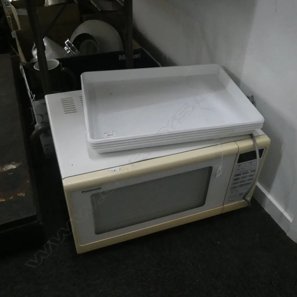 PANASONIC MICROWAVE OVEN & 4 PLASTIC SAFE TRAYS - 450 X 340MM Image 1++