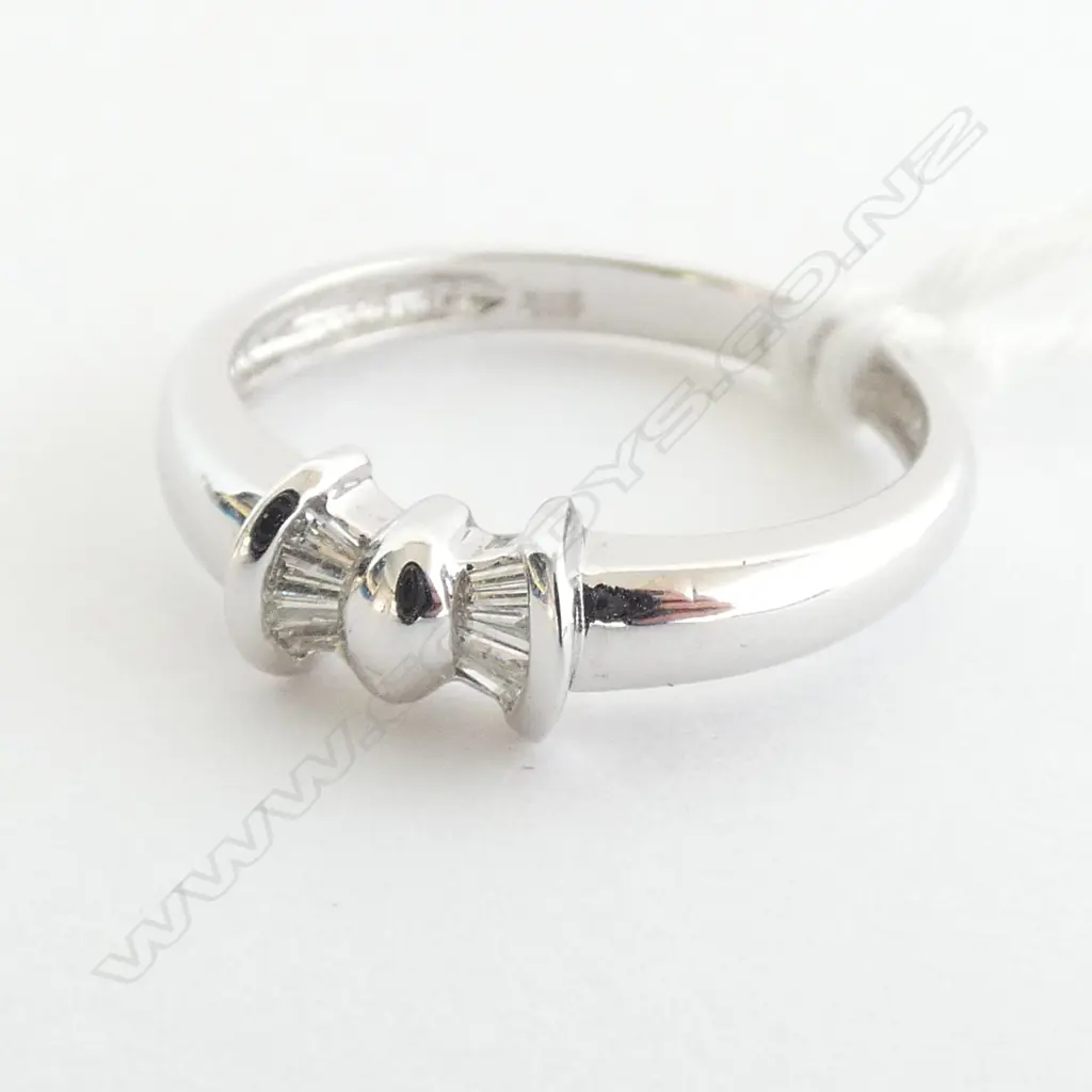 14CT WHITE GOLD AND DIAMOND RING (0.25CT) Image 1++